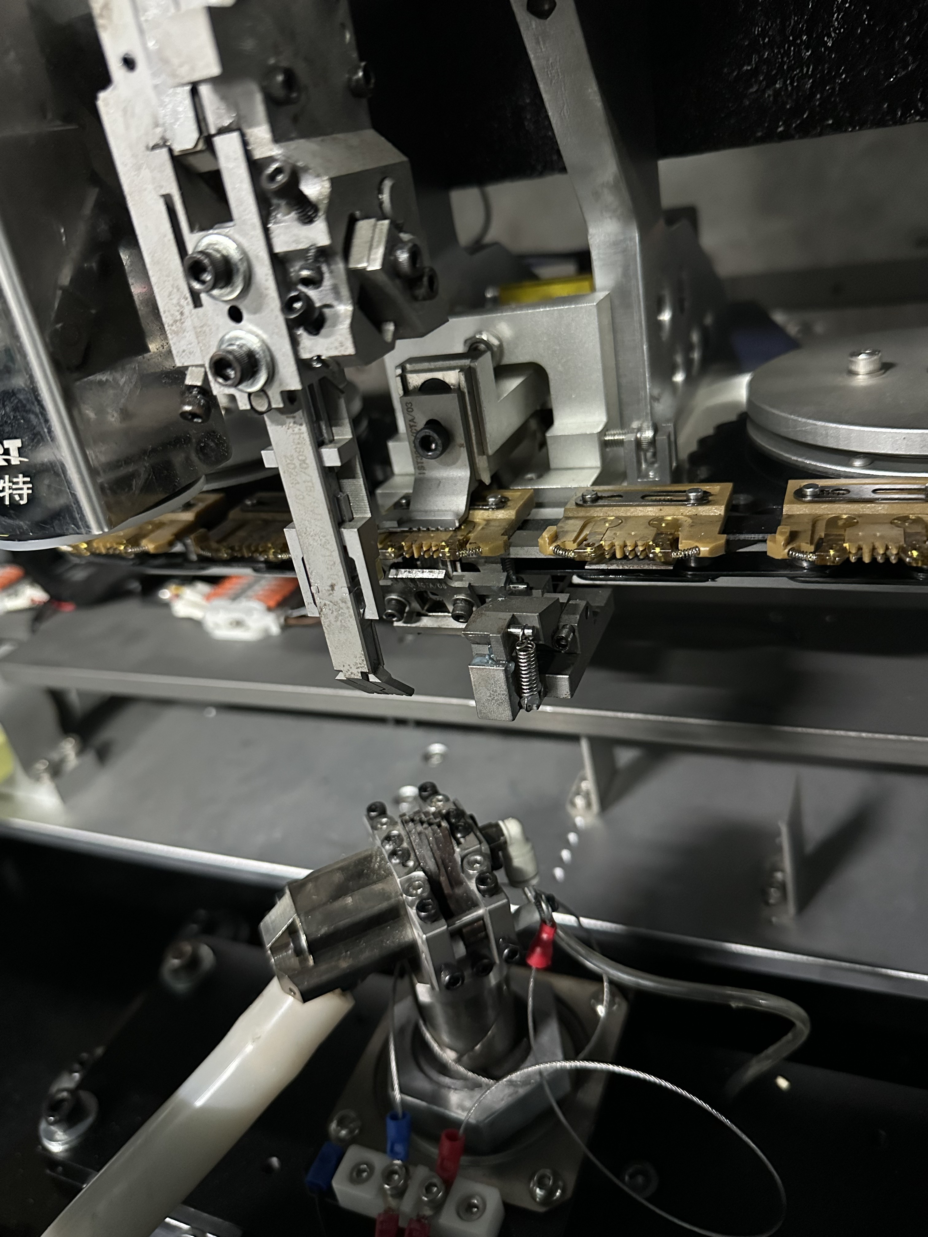 S4000 radial insertion machine clinching and bearing mechanism